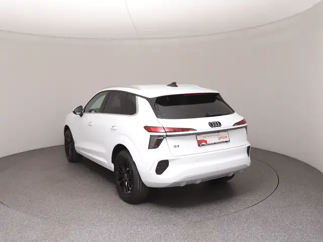 Audi Q3 view 5