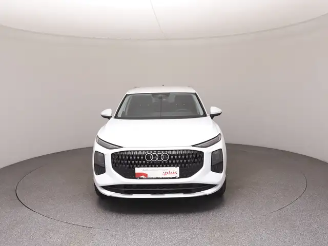 Audi Q3 view 3