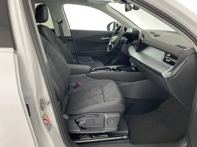 Audi Q3 view 10