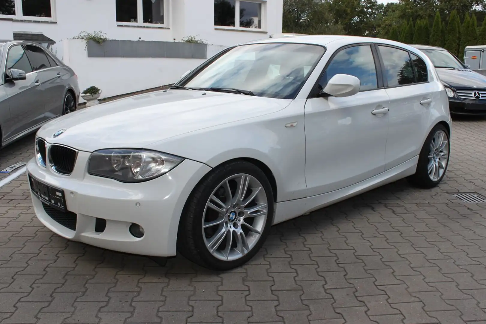 BMW 118 i - M-Paket-Navigation-PDC-Teilleder-5Türen Blanc - 1