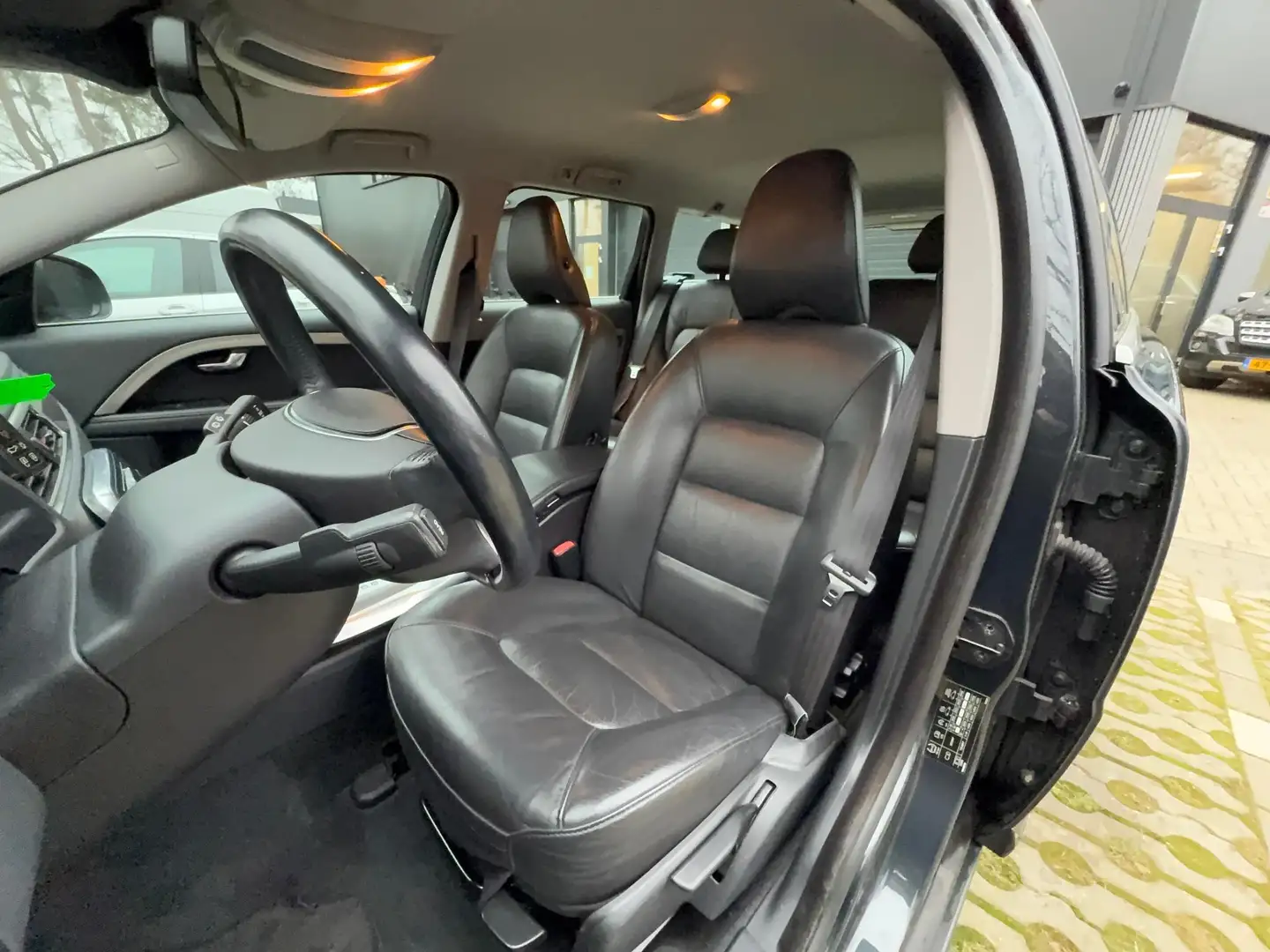 Volvo V70 1.6 T4 Momentum Gris - 2