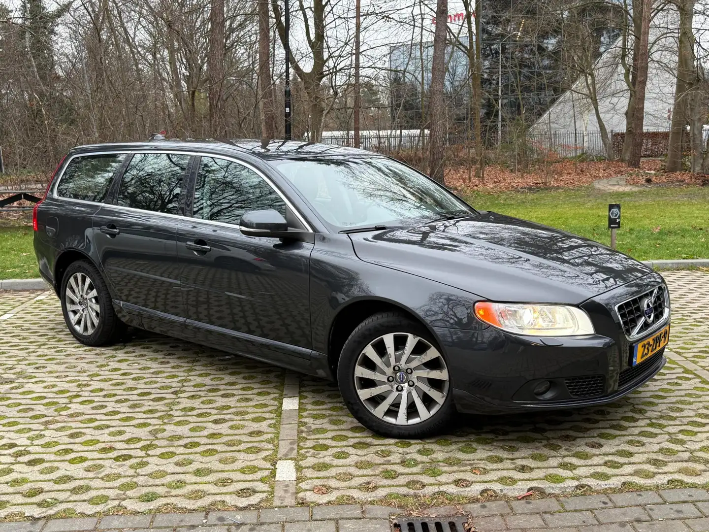 Volvo V70 1.6 T4 Momentum Gris - 1