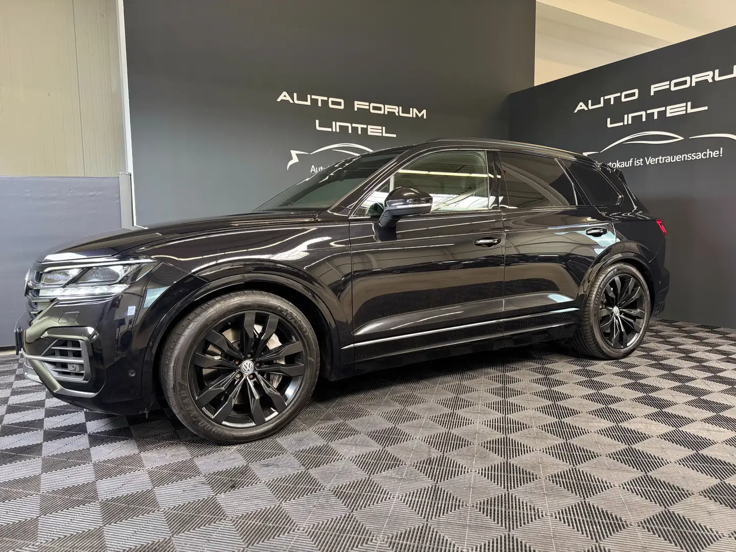Volkswagen Touareg R-Line 4Motion-19%MWST-LUFT-AHK-LED-DIGITAL- Schwarz - 2