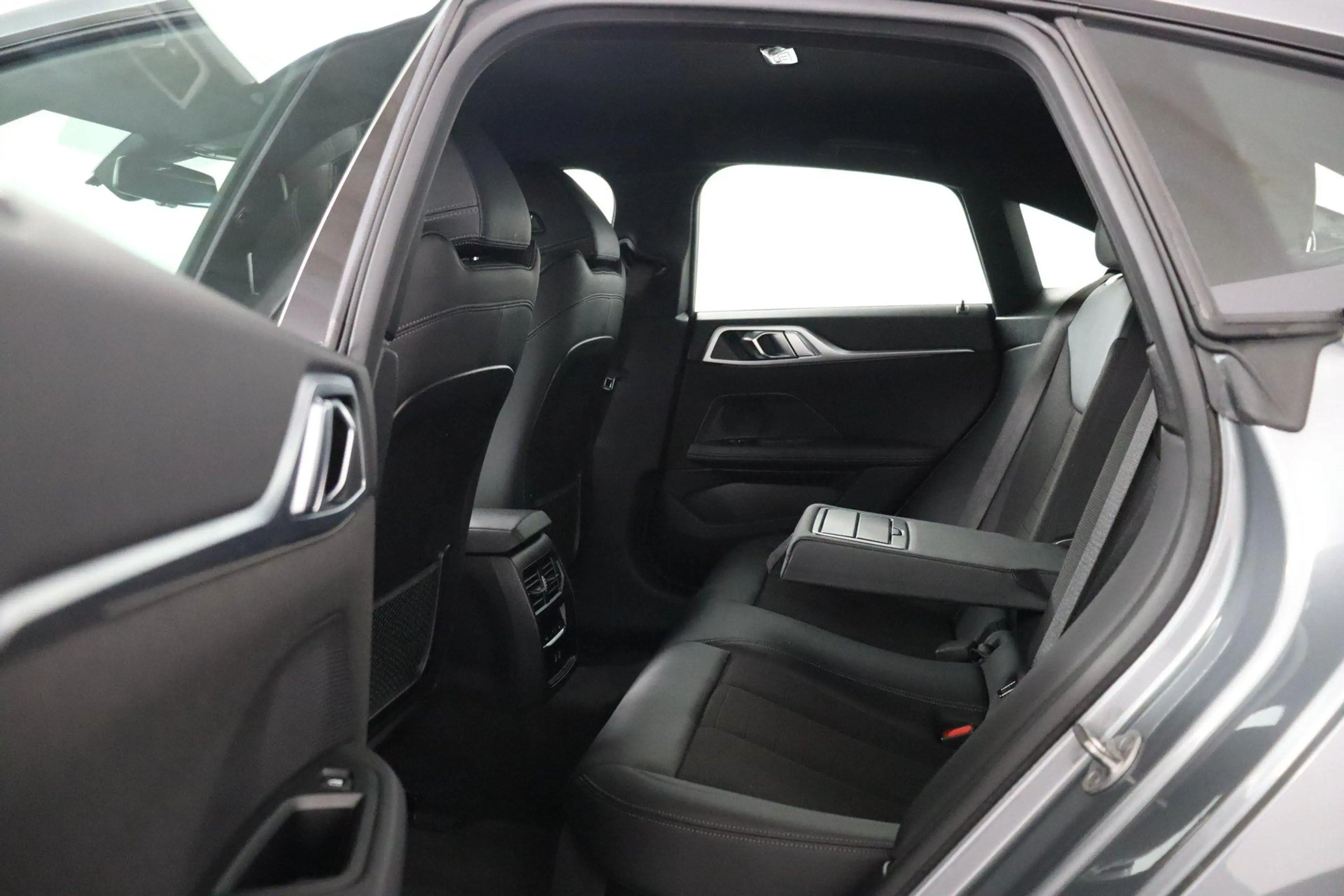 BMW i4 eDrive40 84 kWh | Stoelverwarming | Navigatie | Pa — photo 13