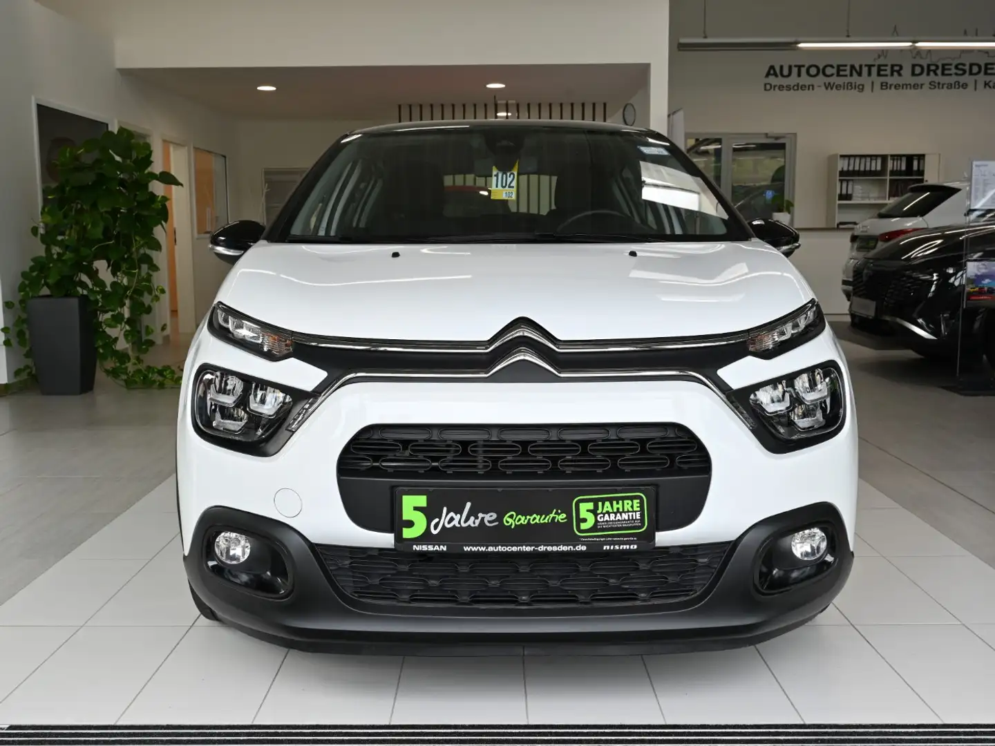 Citroen C3 1.2 PureTech Shine Pack Navi SpurH PDC Bílá - 2