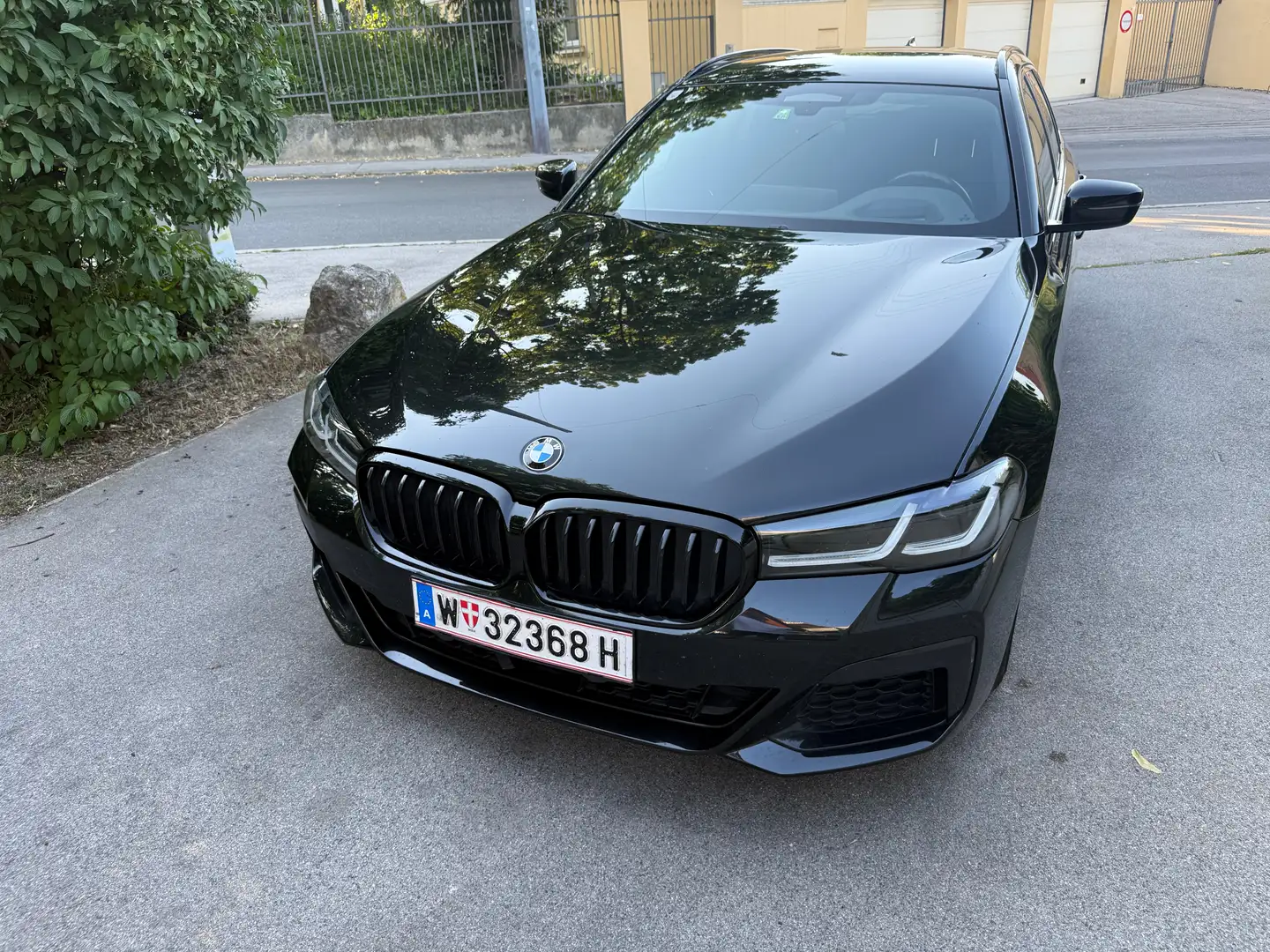 BMW 520 520d xDrive Touring Aut. Schwarz - 1