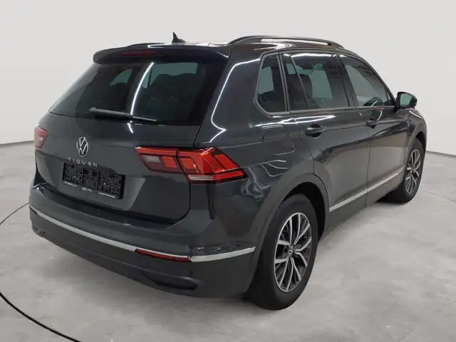 Volkswagen Tiguan view 4
