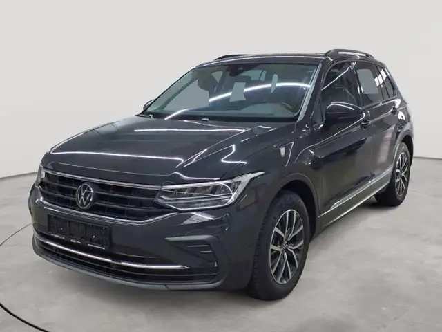 Volkswagen Tiguan view 2