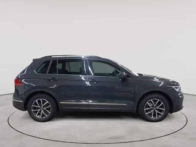 Volkswagen Tiguan view 3