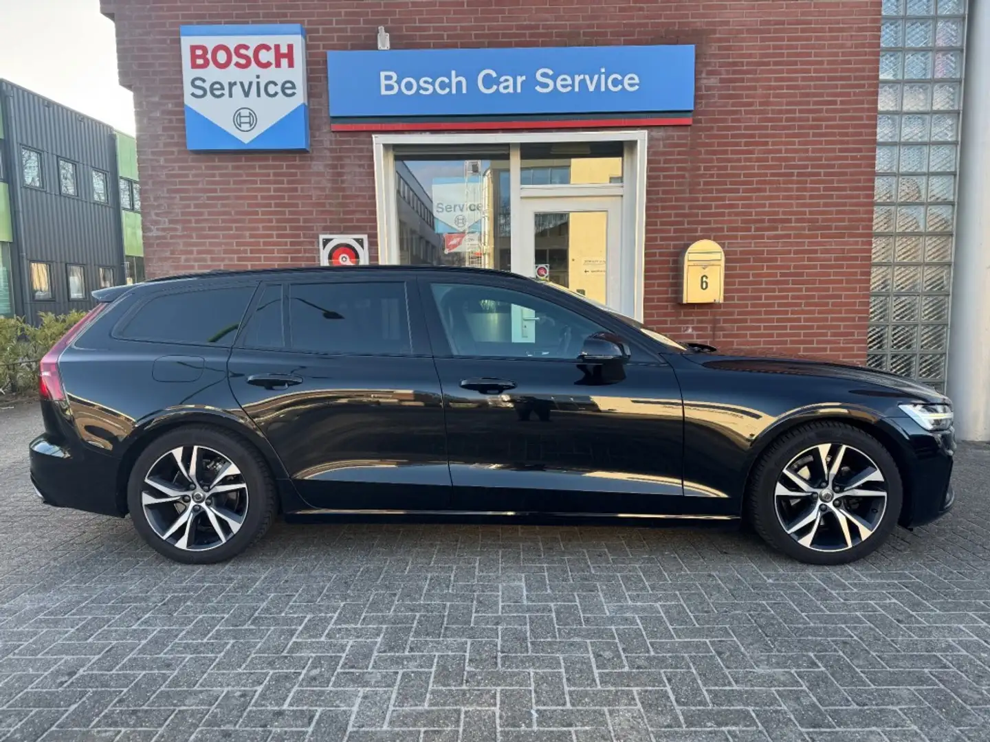 Volvo V60 2.0 B4 145kW R-Design 8-aut. Mild-Hybrid Noir - 2