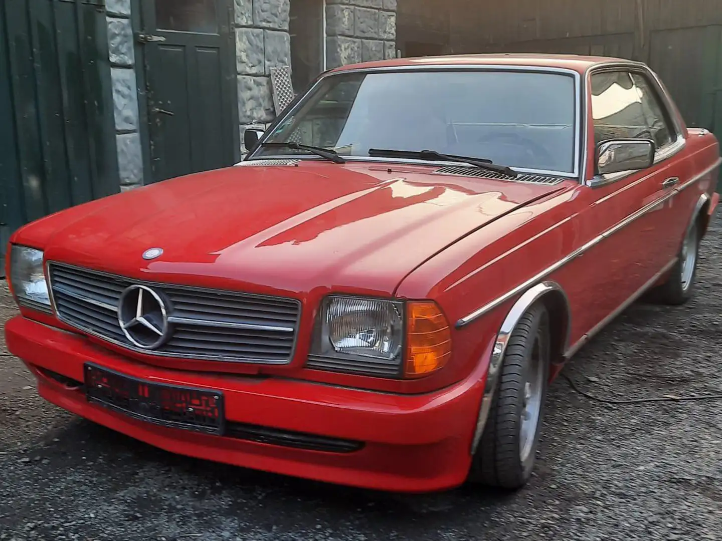 Mercedes-Benz 230 Rouge - 1