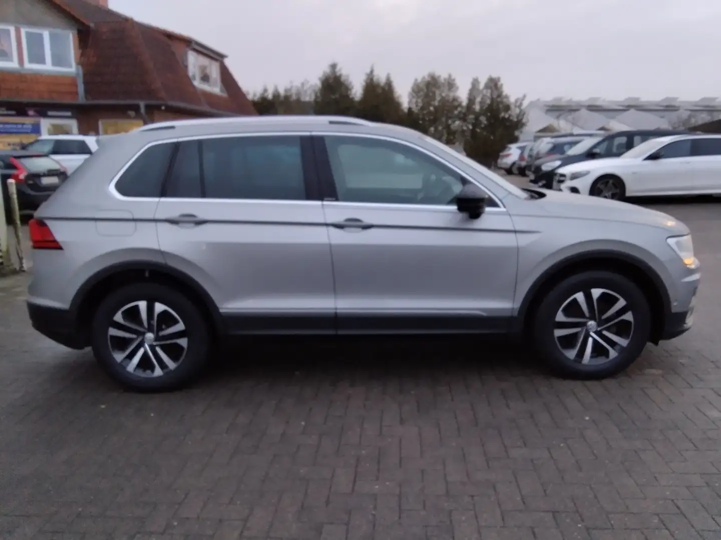 Volkswagen Tiguan 1.5 TSI ACT IQ.DRIVE/SHZG/Infotainment/PDC/ACC Grijs - 2