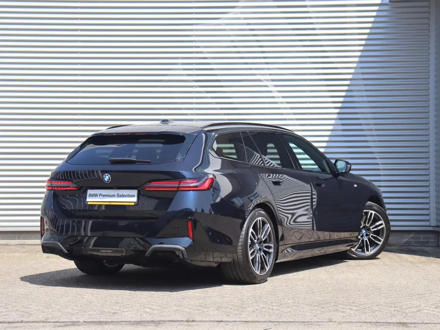 BMW i5 Touring eDrive40 | M Sportpakket Pro | Panodak | C Zwart - 2