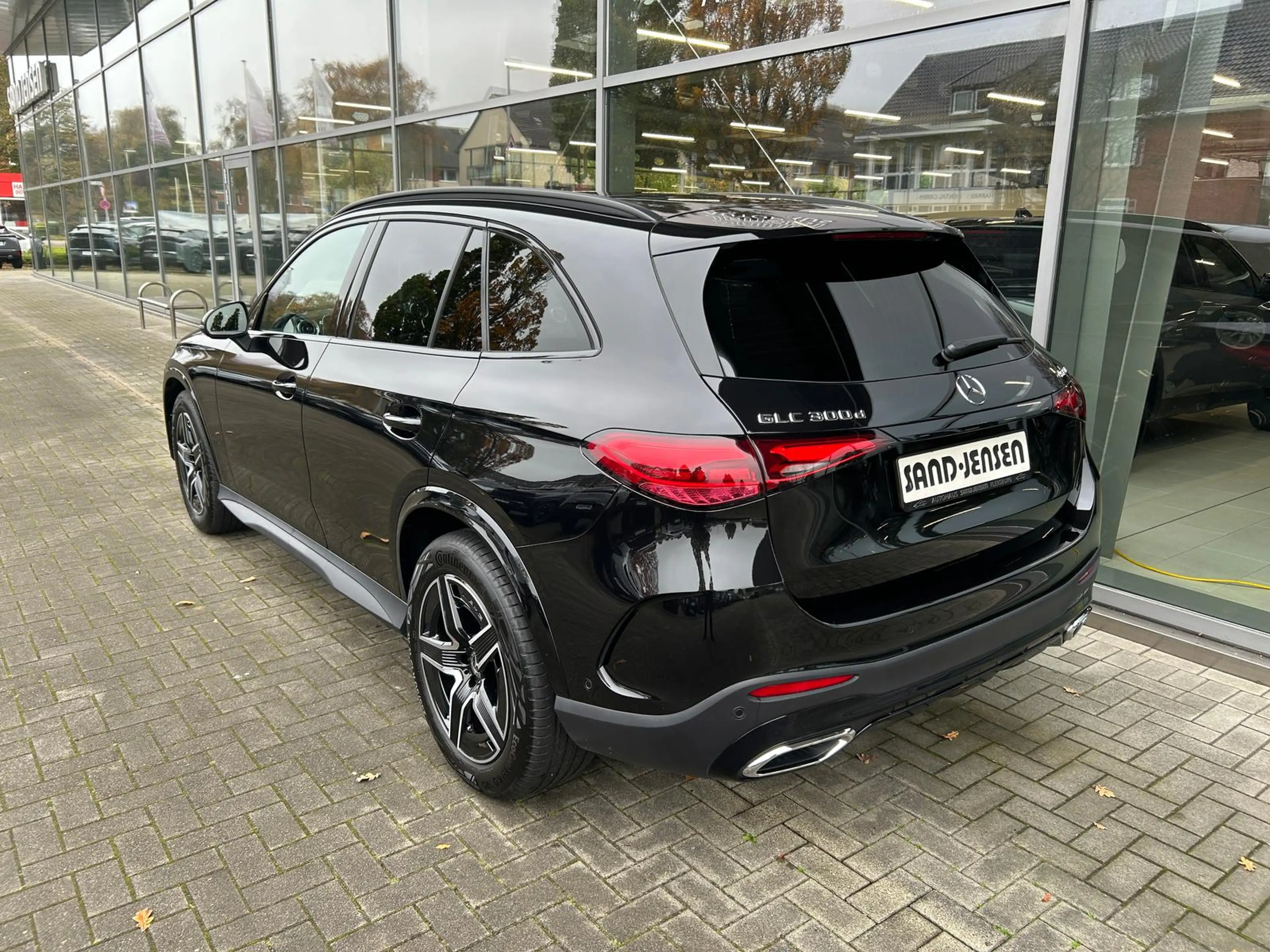 Mercedes-Benz GLC 300 d 4M AMG Fahrass+ Distr Night AHK ACC — photo 4