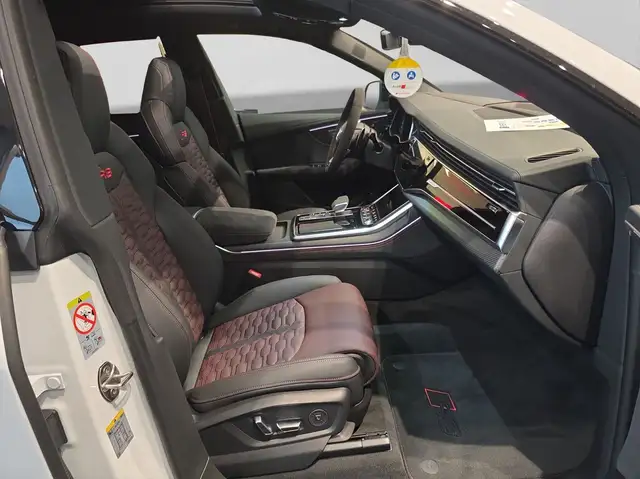 Audi RS Q8 view 4