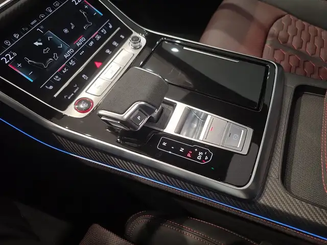 Audi RS Q8 view 11