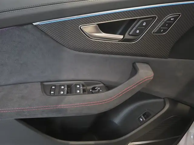 Audi RS Q8 view 8