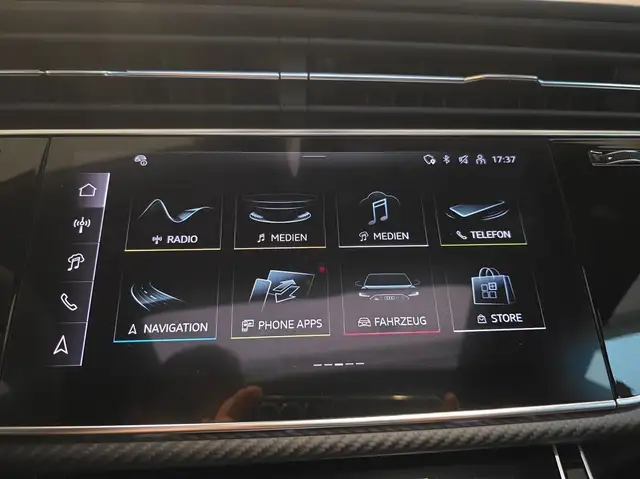Audi RS Q8 view 12