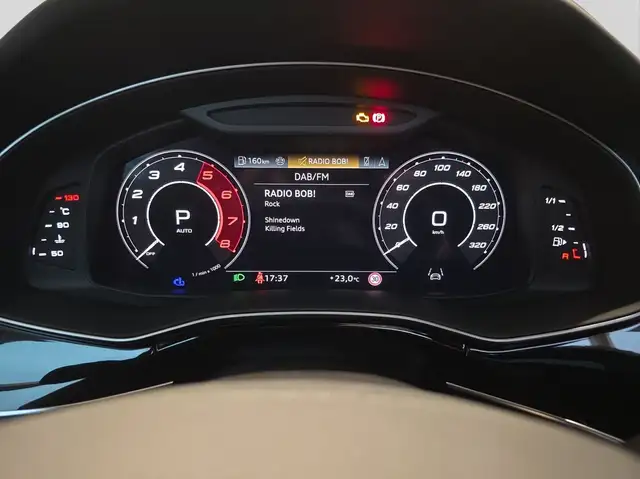 Audi RS Q8 view 10