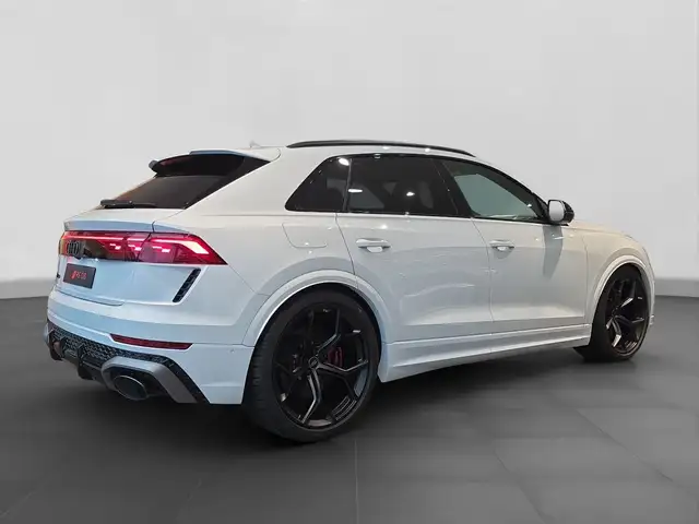 Audi RS Q8 view 3