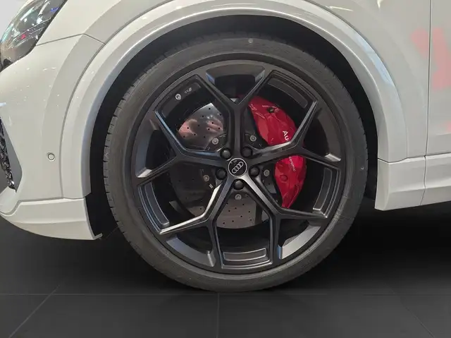 Audi RS Q8 view 7