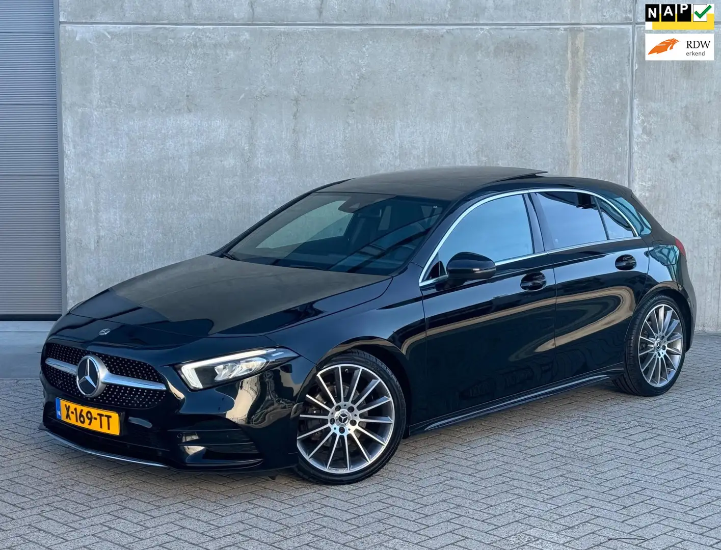 Mercedes-Benz A 200 AMG 163pk AUT 2018 Zwart PANORAMADAK Zwart - 1