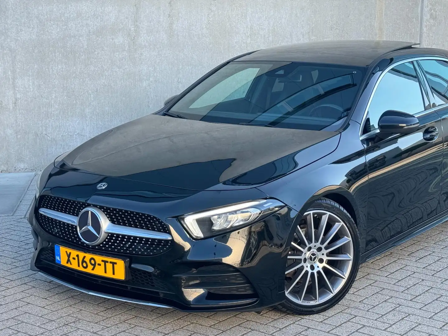 Mercedes-Benz A 200 AMG 163pk AUT 2018 Zwart PANORAMADAK Zwart - 2