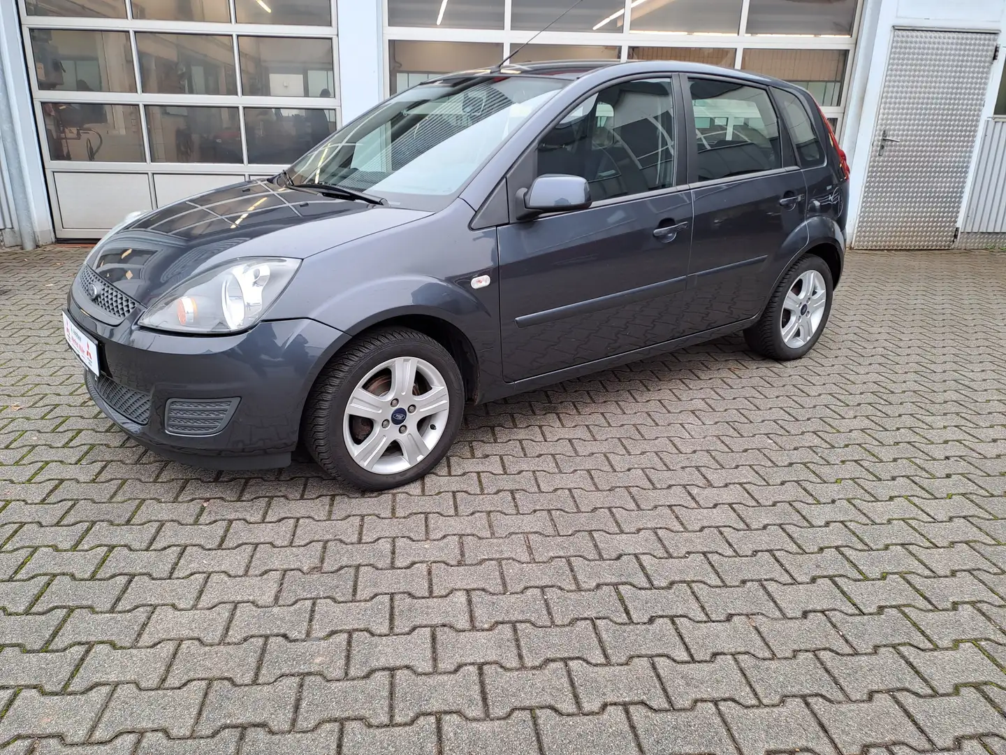 Ford Fiesta Style Grau - 2
