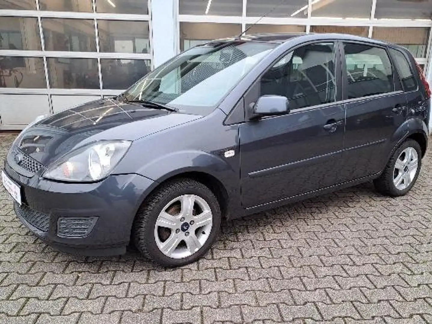 Ford Fiesta Style Grau - 1