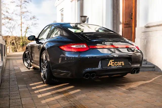 Porsche 911 view 3