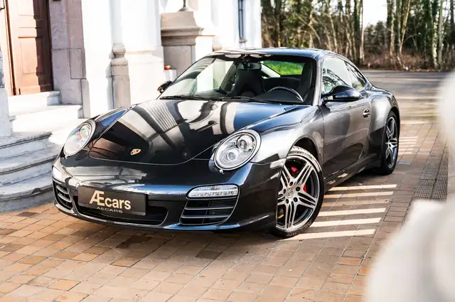 Porsche 911 view 4