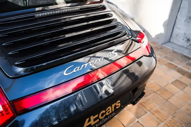 Porsche 911 view 24