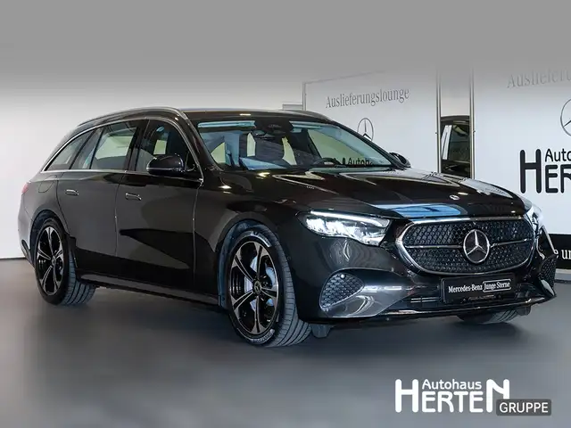 Mercedes-Benz E-Class view 3