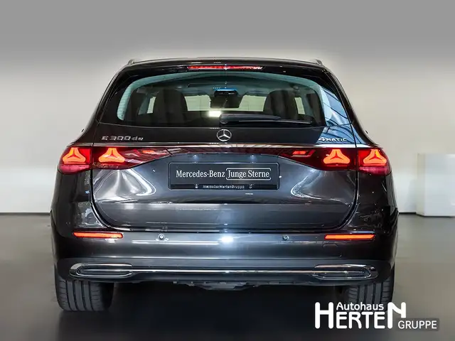Mercedes-Benz E-Class view 4