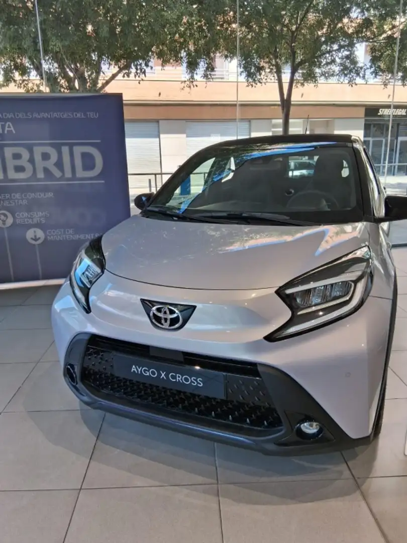 Toyota Aygo X Chic s-CVT Plateado - 1