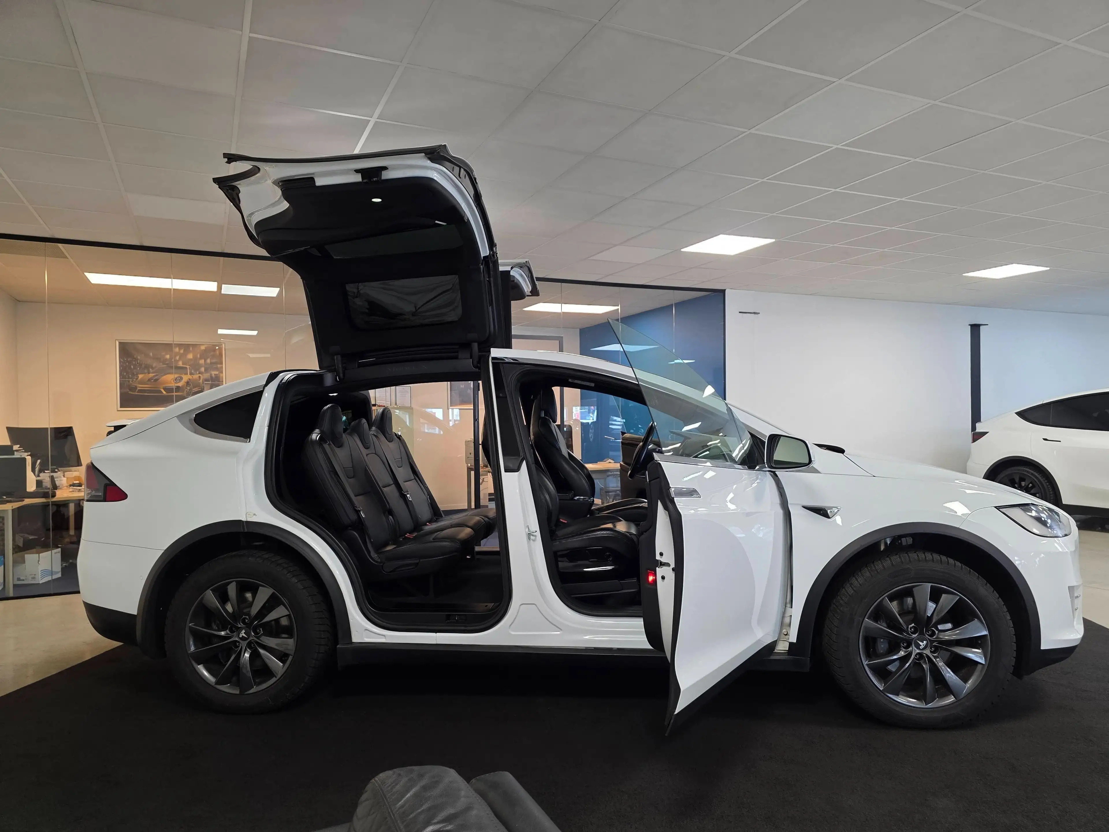 Tesla Model X 90D Dual Motor Premium Connectivity — photo 14