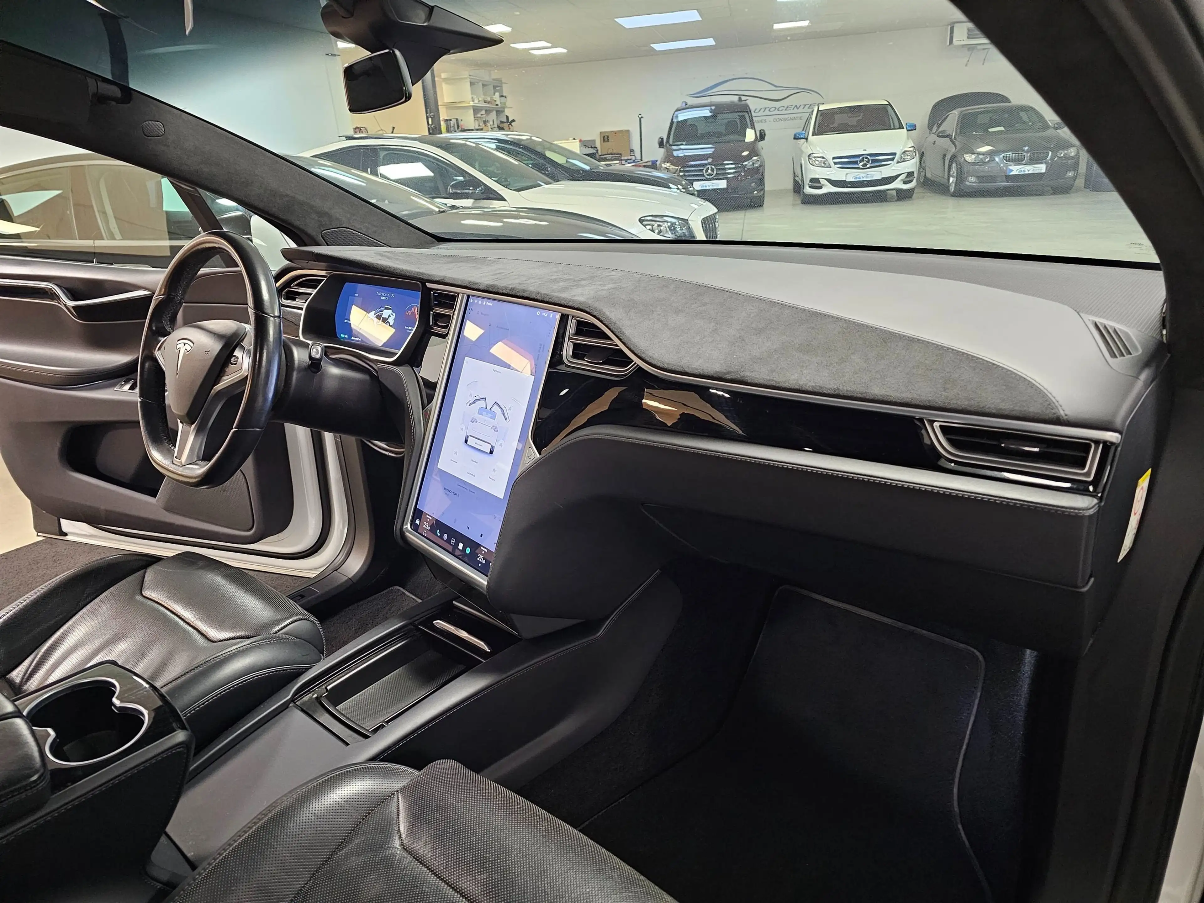 Tesla Model X 90D Dual Motor Premium Connectivity — photo 15