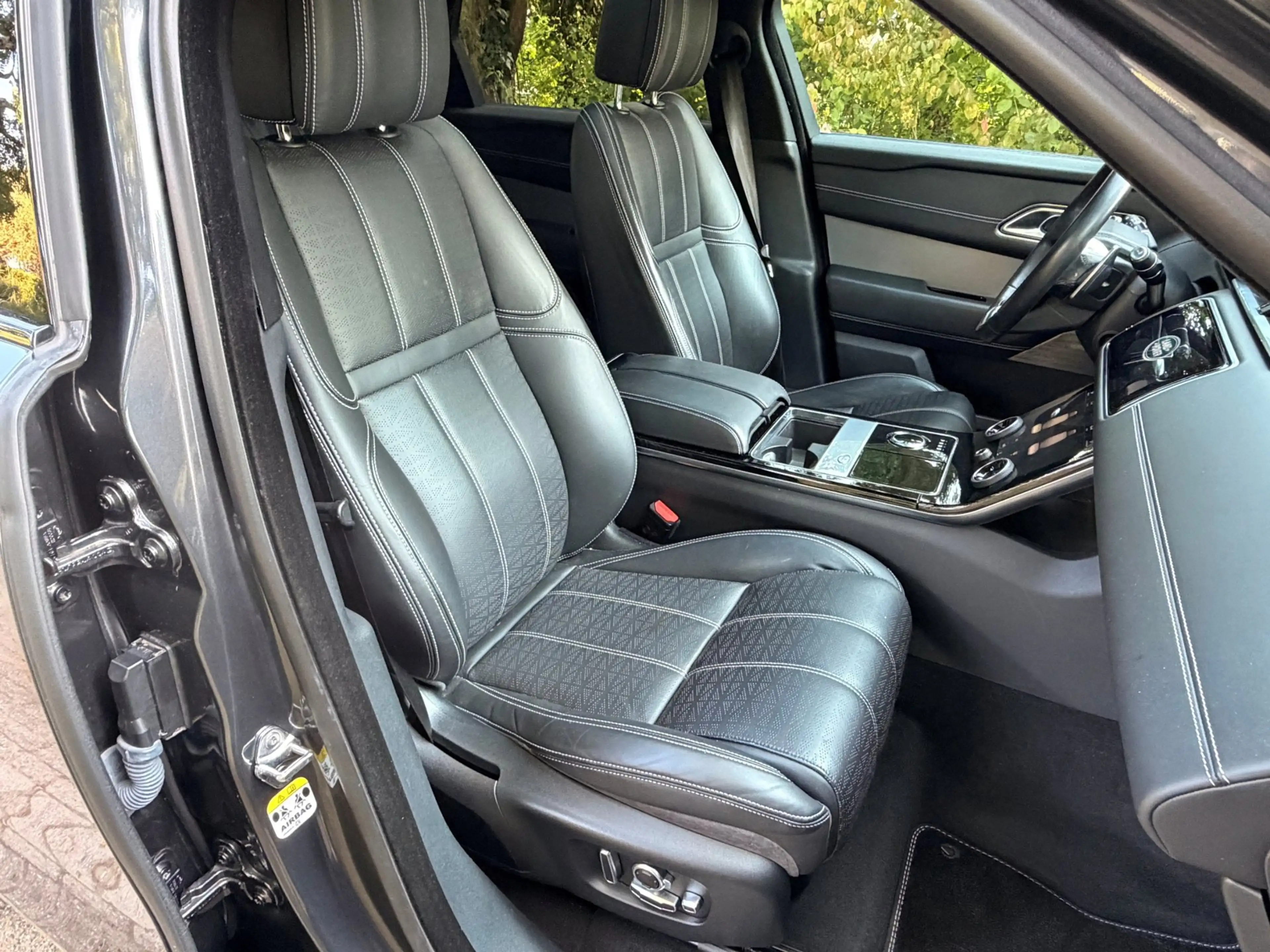 Land Rover Range Rover Velar 2.0 P250 Turbo AWD R-Dynamic SE — photo 19