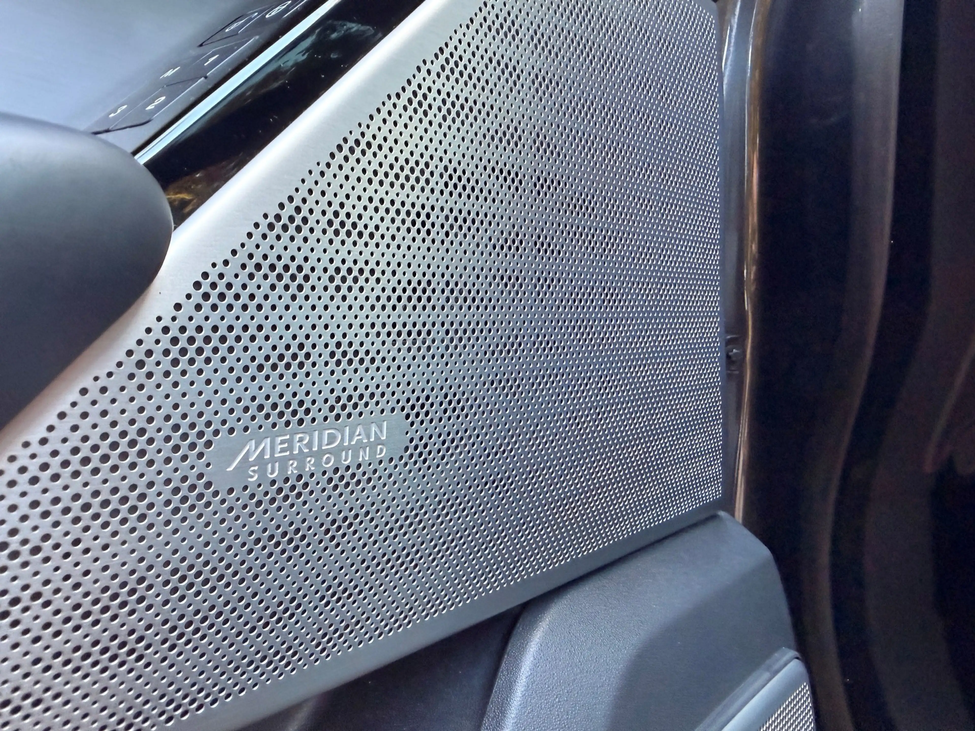 Land Rover Range Rover Velar 2.0 P250 Turbo AWD R-Dynamic SE — photo 20