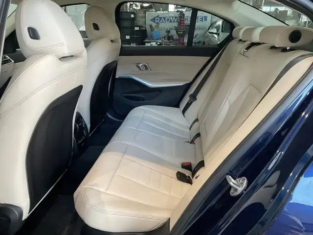 BMW 3 Series view 9