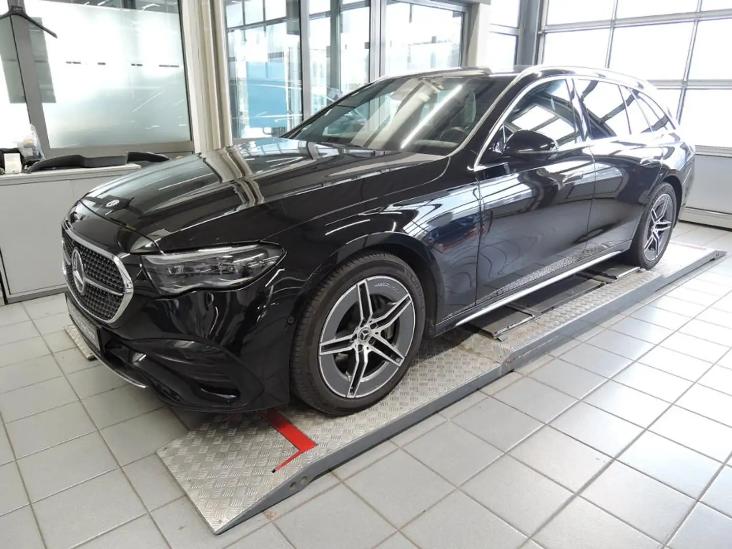 Mercedes-Benz E 220 d T AMG/19/Digital/360°K/Distronic/AHK/ Noir - 1