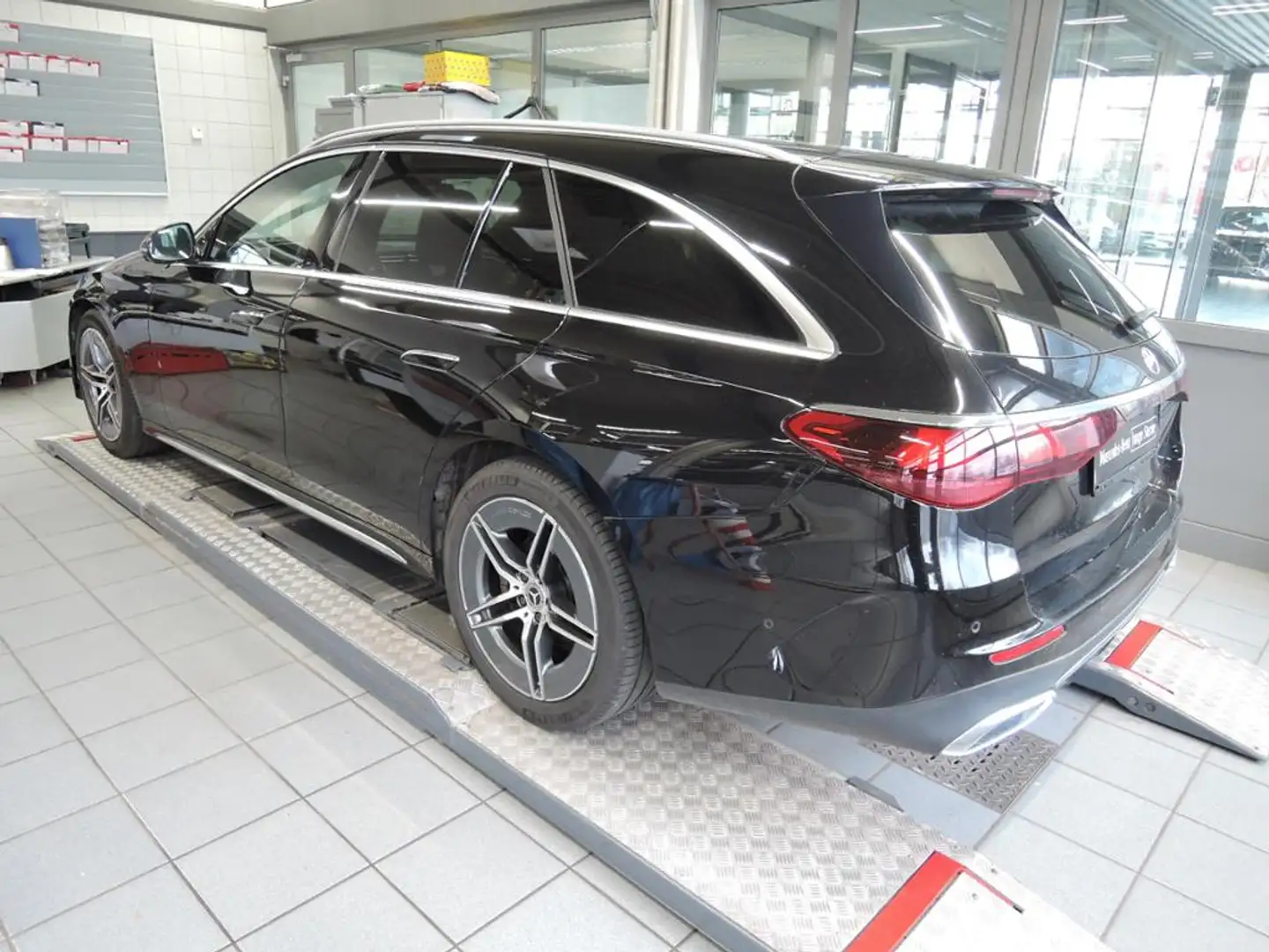 Mercedes-Benz E 220 d T AMG/19/Digital/360°K/Distronic/AHK/ Noir - 2