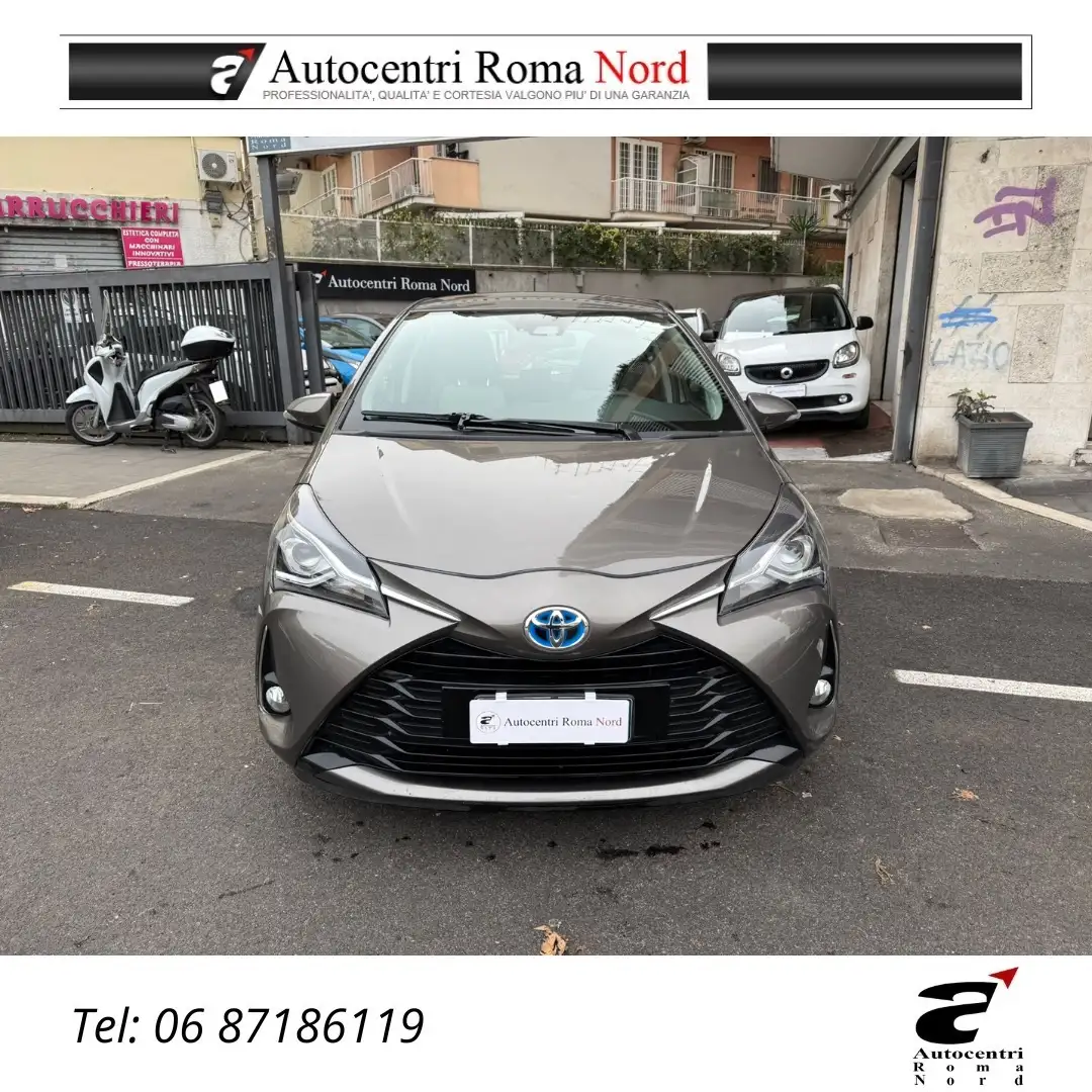 Toyota Yaris 5p 1.5h Business Grau - 2