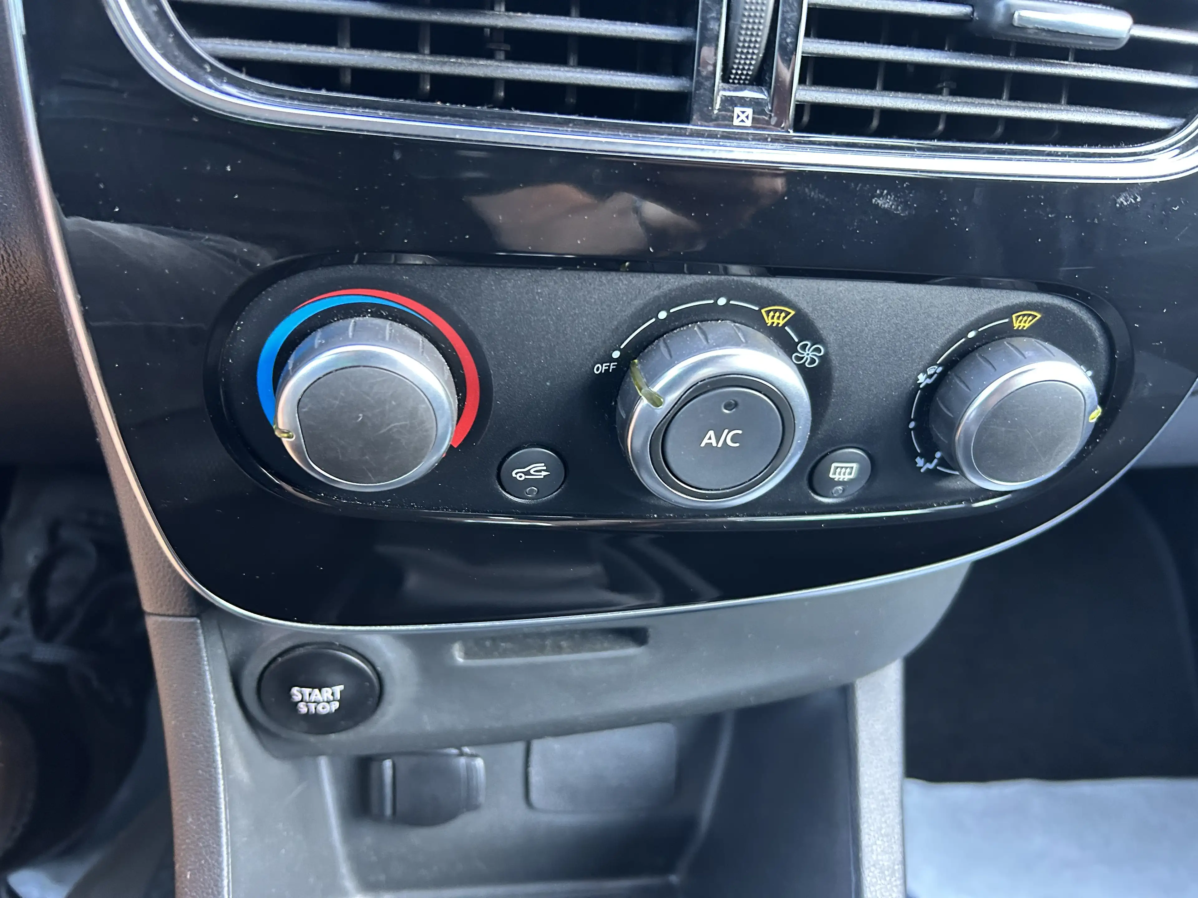 Renault Clio 1.2i 5 PORTES AIRCO BLUETOOTH GPS GARANTIE 12 MOI — photo 9
