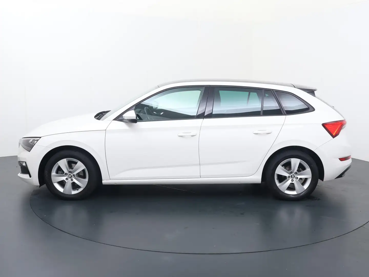 Skoda Scala 1.5 TSI Sport Business 150 PK DSG | Panodak | Trek Weiß - 2