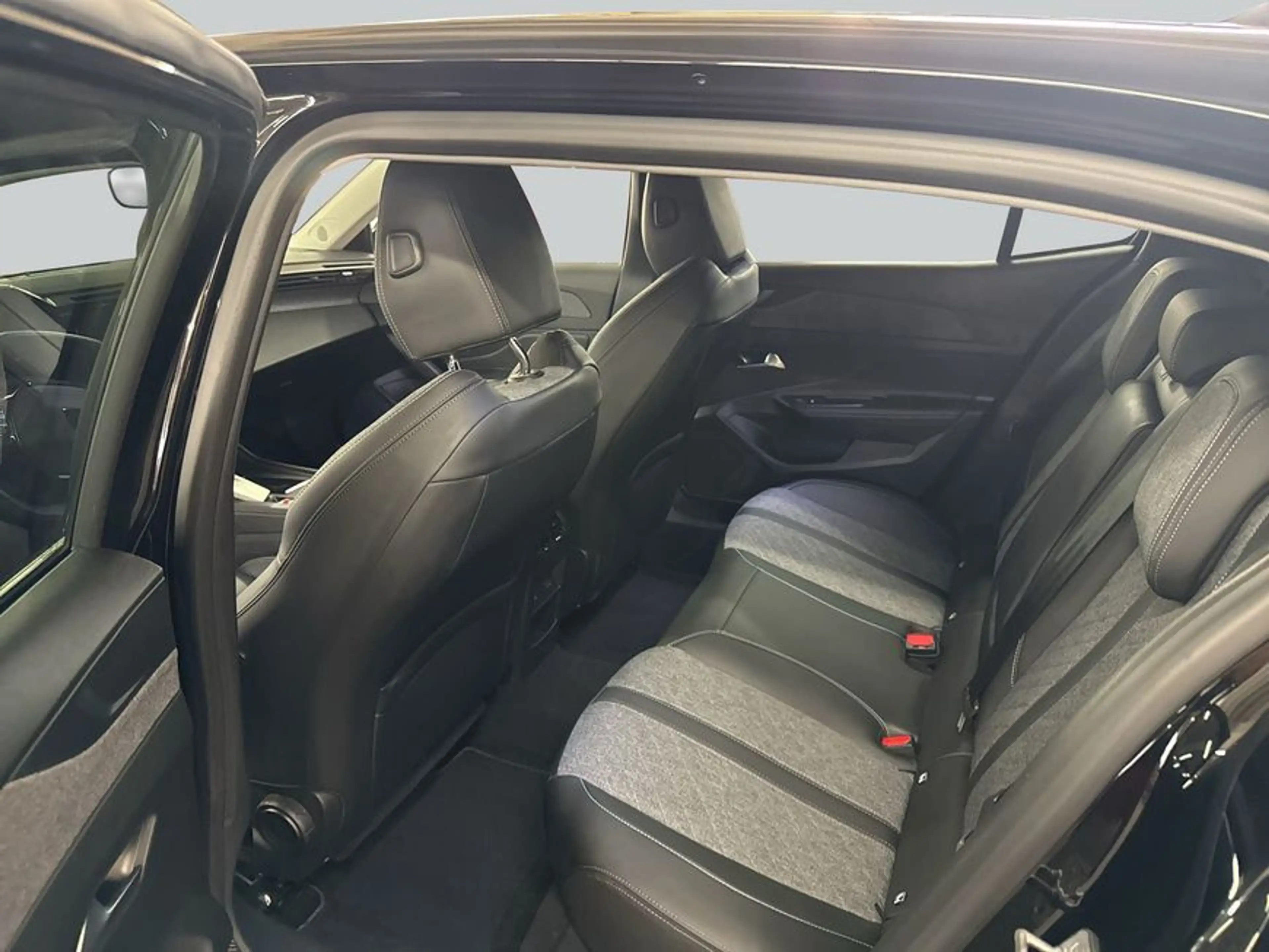 Peugeot 408 PureTech 130 EAT8 Allure — photo 11