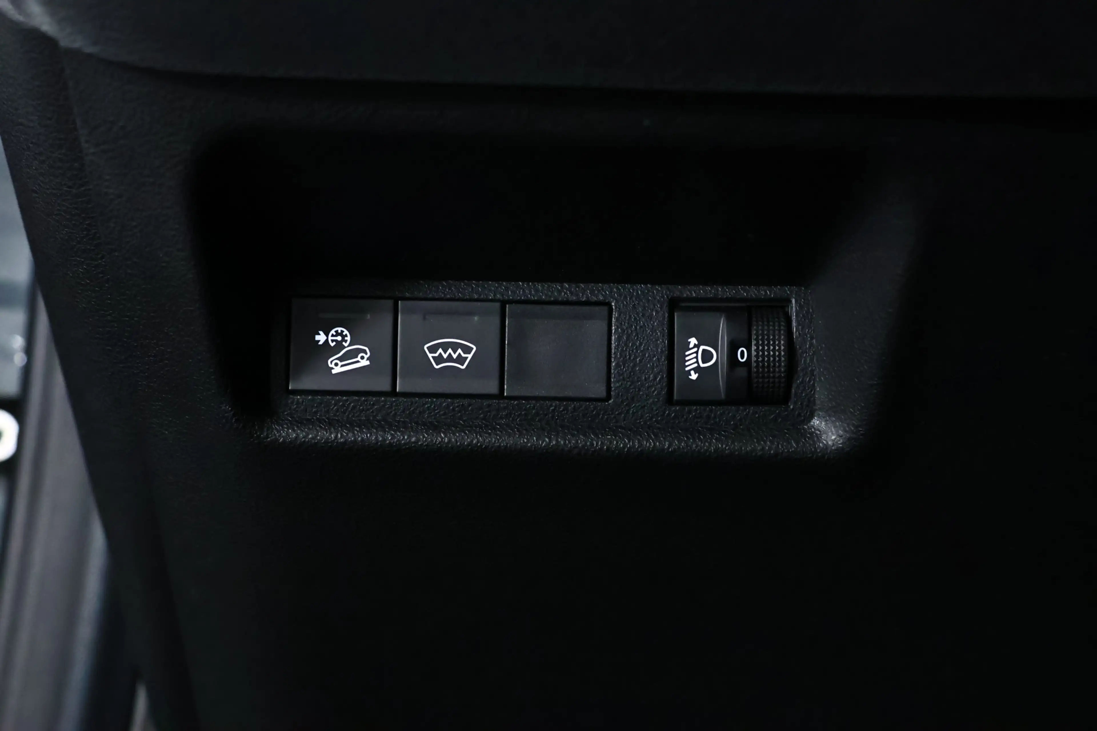 Jeep Avenger 1.2 e-Hybrid Altitude Carplay / LED / ACC / Camera — photo 17