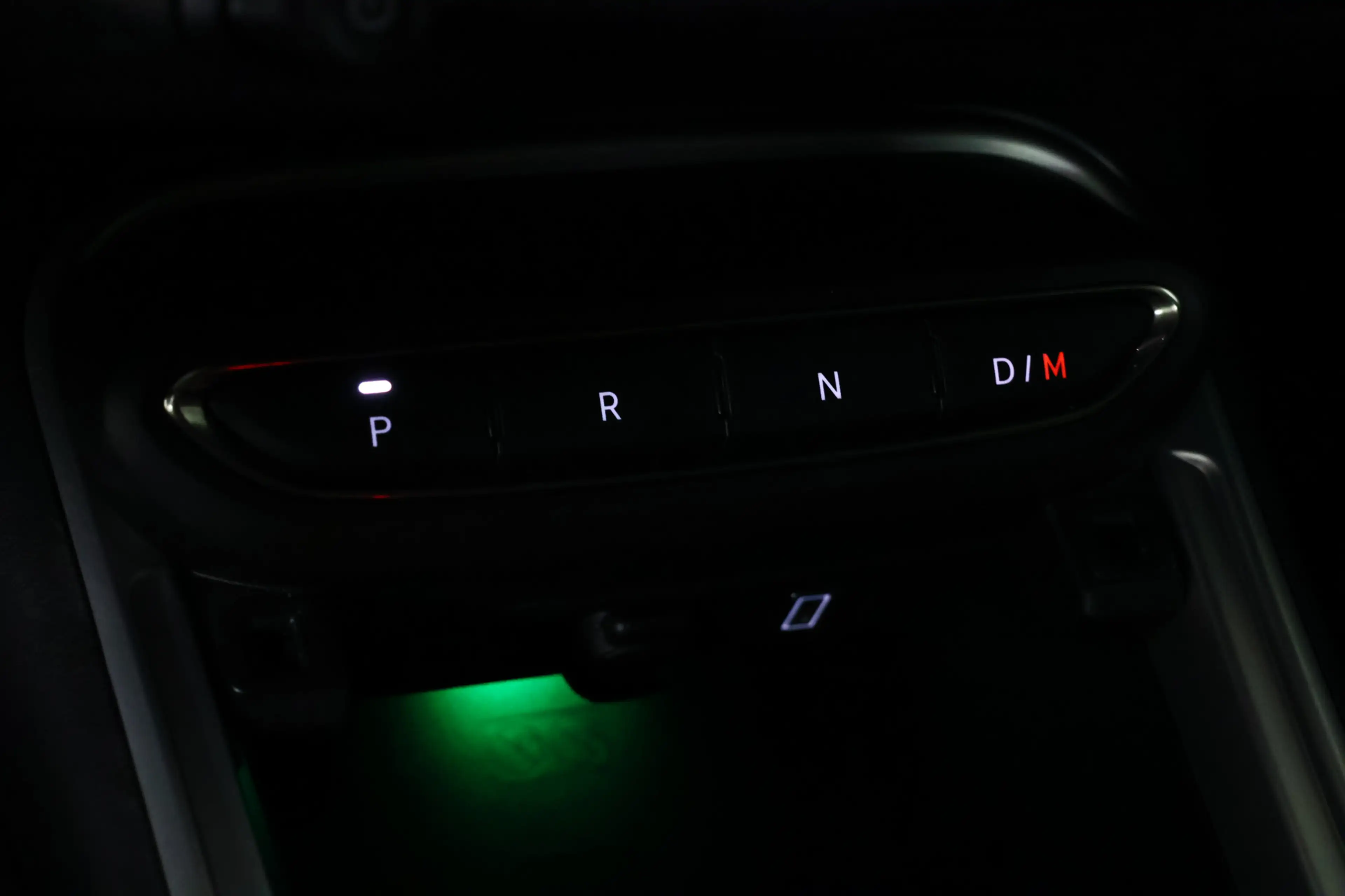 Jeep Avenger 1.2 e-Hybrid Altitude Carplay / LED / ACC / Camera — photo 32