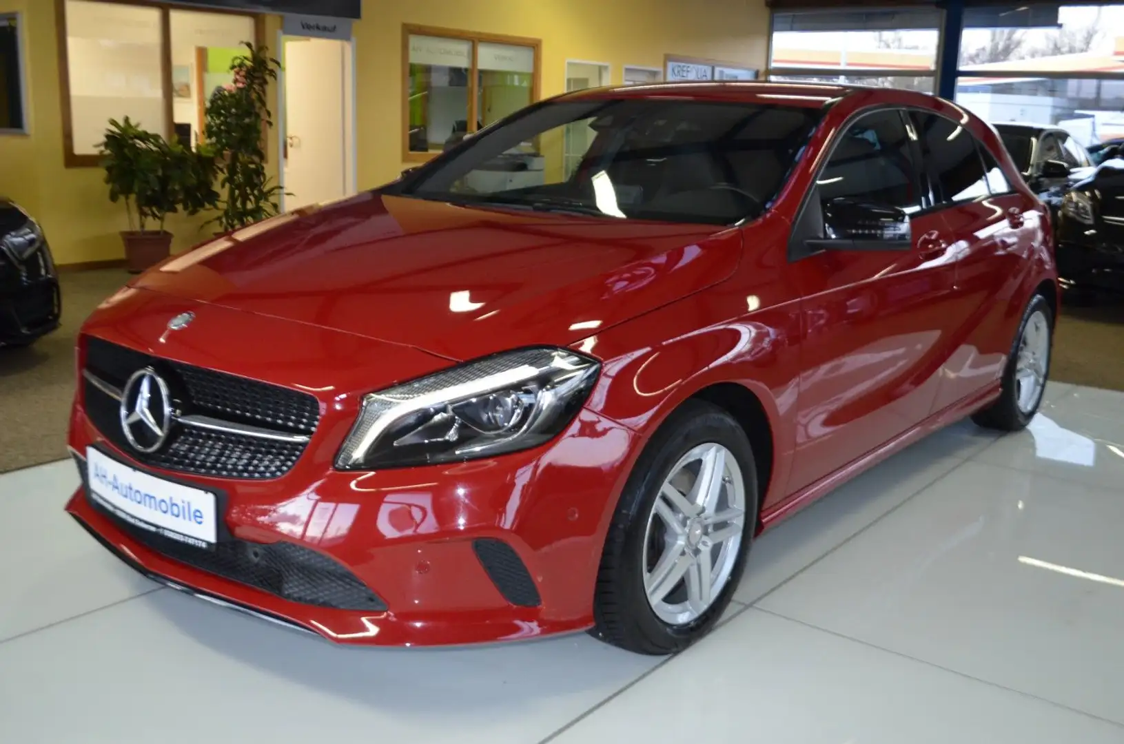 Mercedes-Benz A 200 BlueEfficiency Bi-XENON / NAVI / KLIMA Rot - 1