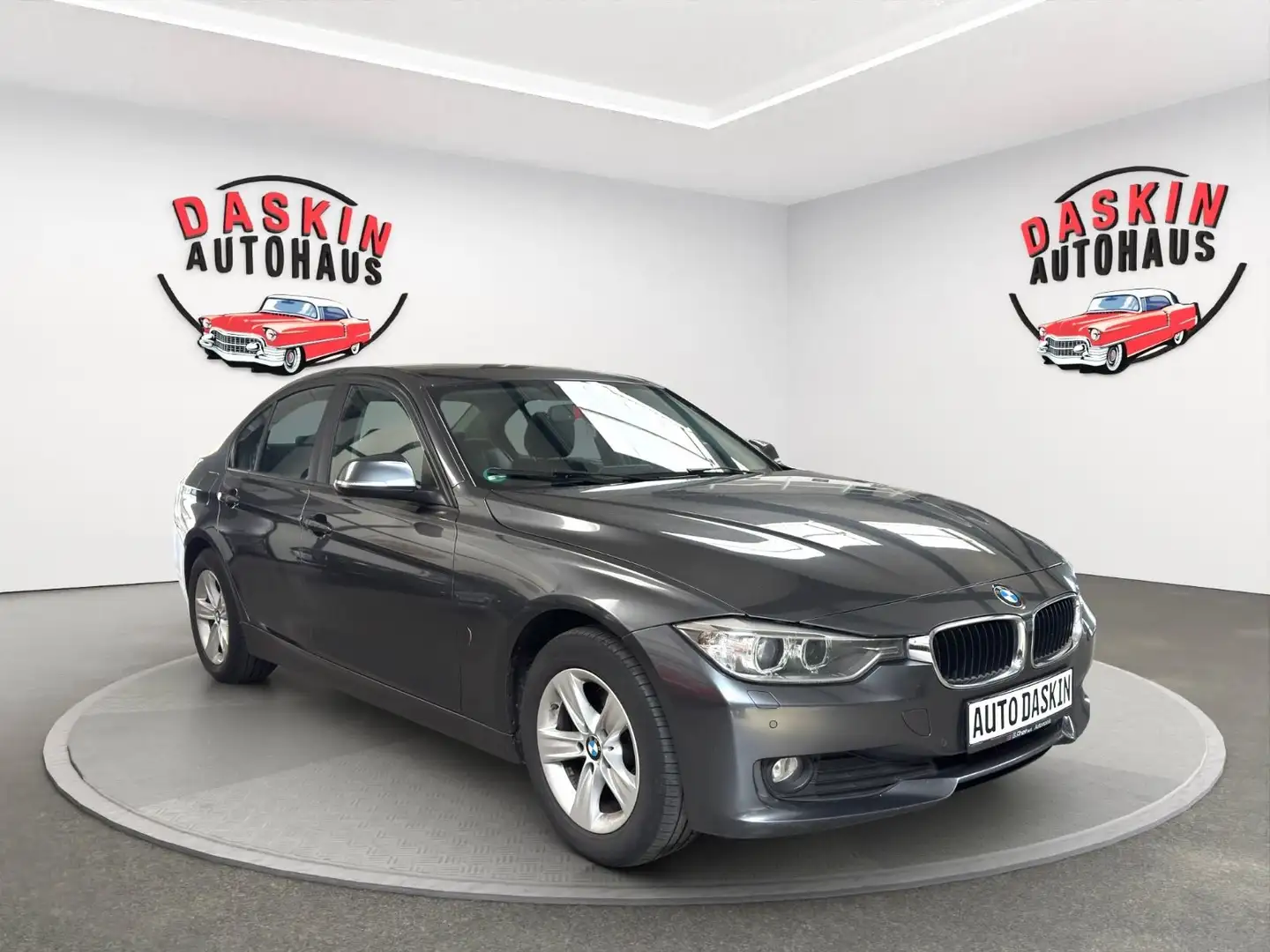 BMW 320 d Lim. LEDER/NAVI/BI-XENON/SITZHZG/TÜV NEU Grau - 1